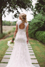 Elegantes Brautkleid mit Spitzenapplikationen und Reißverschlussknopf