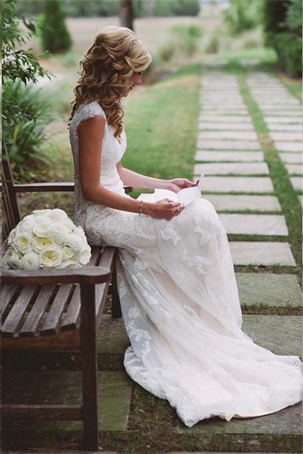 Elegantes Brautkleid mit Spitzenapplikationen und Reißverschlussknopf