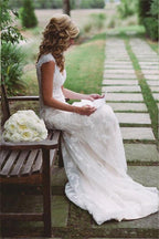 Elegantes Brautkleid mit Spitzenapplikationen und Reißverschlussknopf