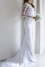 Elegante vestido de novia largo blanco de sirena con mangas largas y encaje y cola