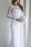 Elegante vestido de novia largo blanco de sirena con mangas largas y encaje y cola