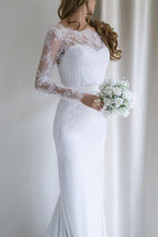 Elegante vestido de novia largo blanco de sirena con mangas largas y encaje y cola