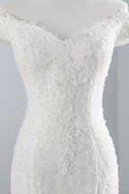 Vestido de noiva elegante de renda branca com ombro de fora e sereia