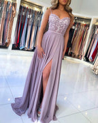 Elegante vestido de noche largo con abertura en forma de A en color lila con encaje