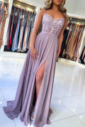 Elegante vestido de noche largo con abertura en forma de A en color lila con encaje
