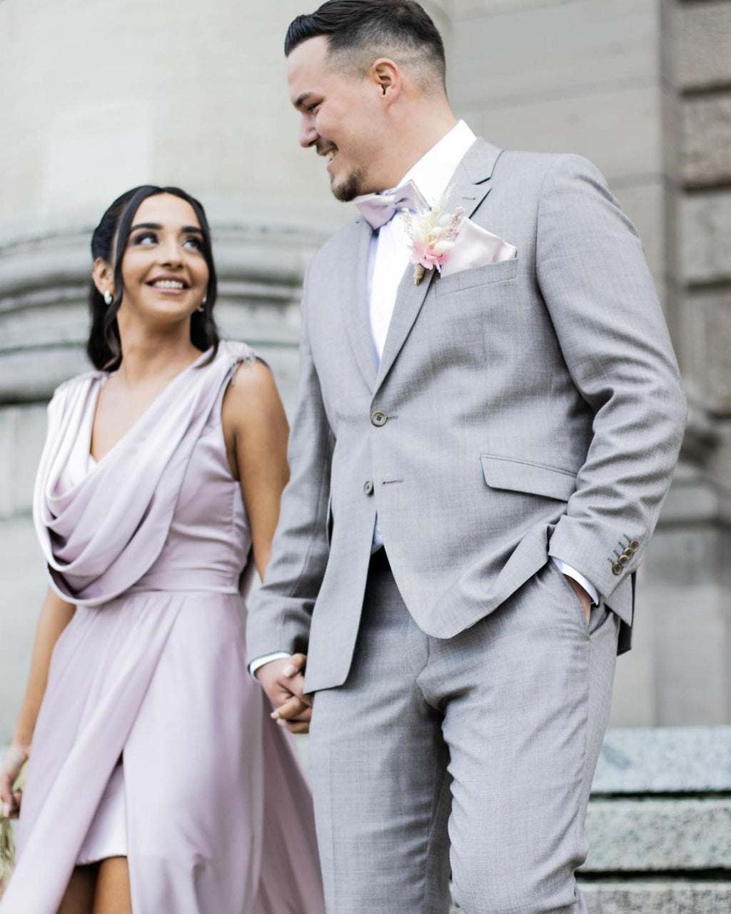 Vestidos de Baile Elegantes em Lilás com Corte em A e Fenda