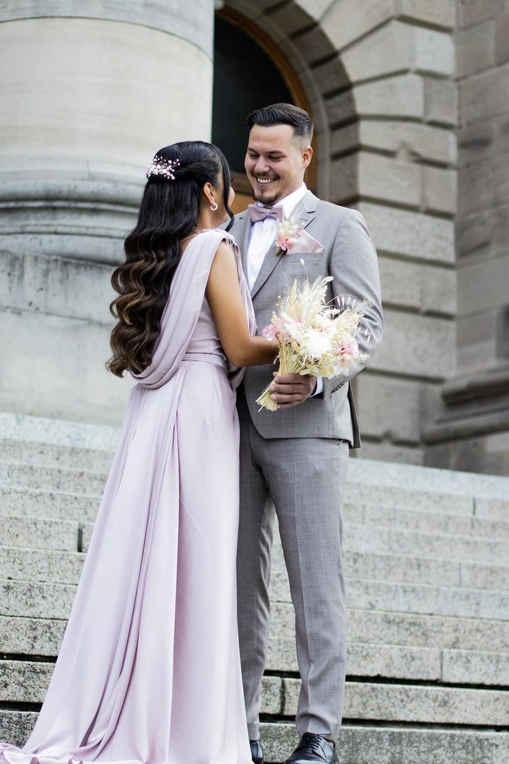 Vestidos de Baile Elegantes em Lilás com Corte em A e Fenda