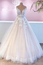 Elegante vestido de novia largo de corte A con apliques de encaje de tul y escote corazón sin espalda