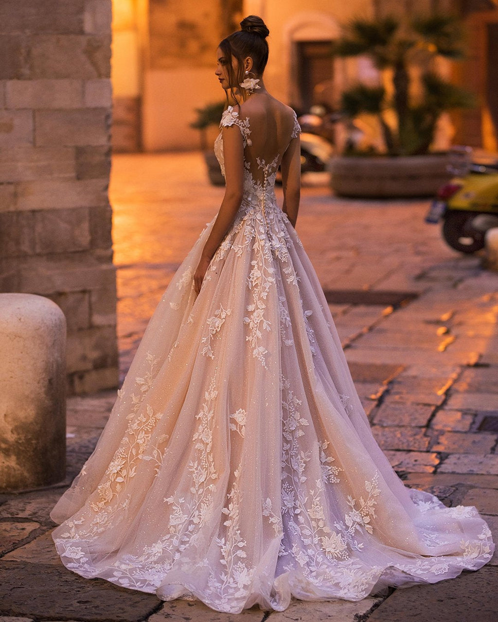 Vestido de Noiva Elegante Longo em Linha A com Aplicações, Decote Bateau, Renda, Costas Descobertas e Lantejoulas