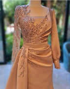 Robe de bal élégante longue en satin, ligne A, col bateau, en dentelle avec volants et manches