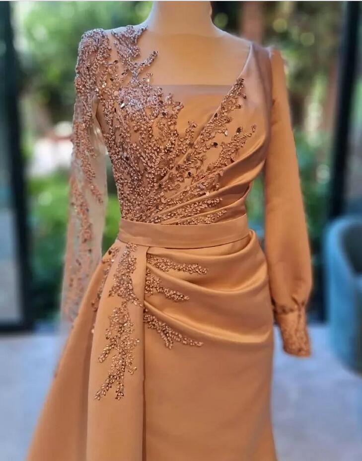 Robe de bal élégante longue en satin, ligne A, col bateau, en dentelle avec volants et manches