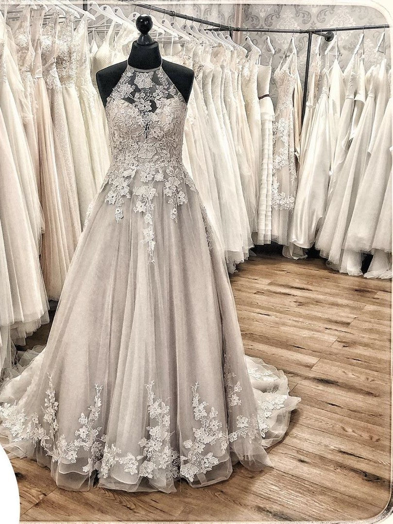 Robe de mariée élégante longue en ligne A, dos nu à col licou, ornée d'appliques en dentelle, tulle, volants et traîne