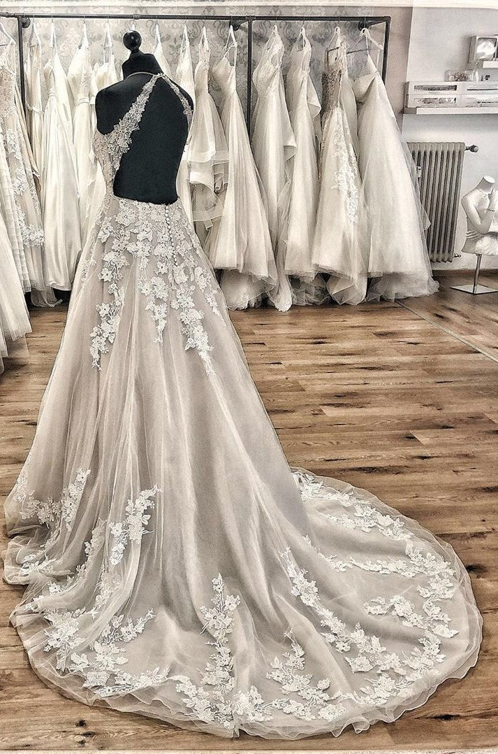 Robe de mariée élégante longue en ligne A, dos nu à col licou, ornée d'appliques en dentelle, tulle, volants et traîne