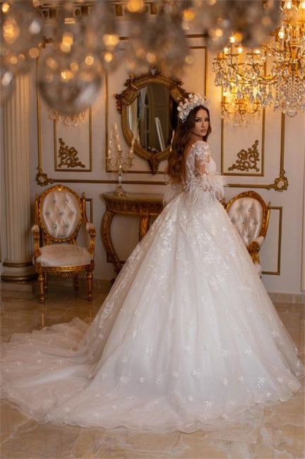 Elegante vestido de novia largo de tul con apliques de encaje y mangas en forma de A