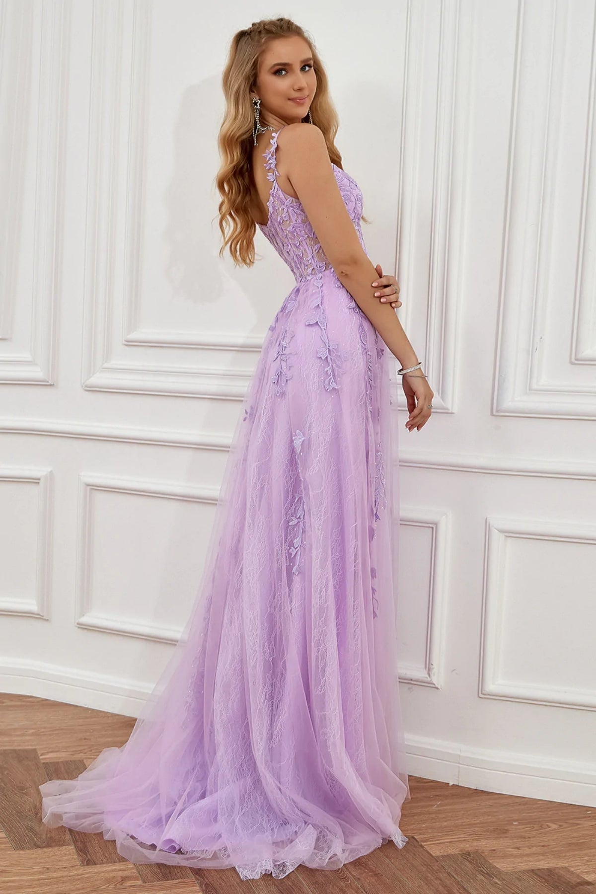 Elegantes langes A-Linien-Kleid mit schulterfreiem Spitzentüll und Schlitz