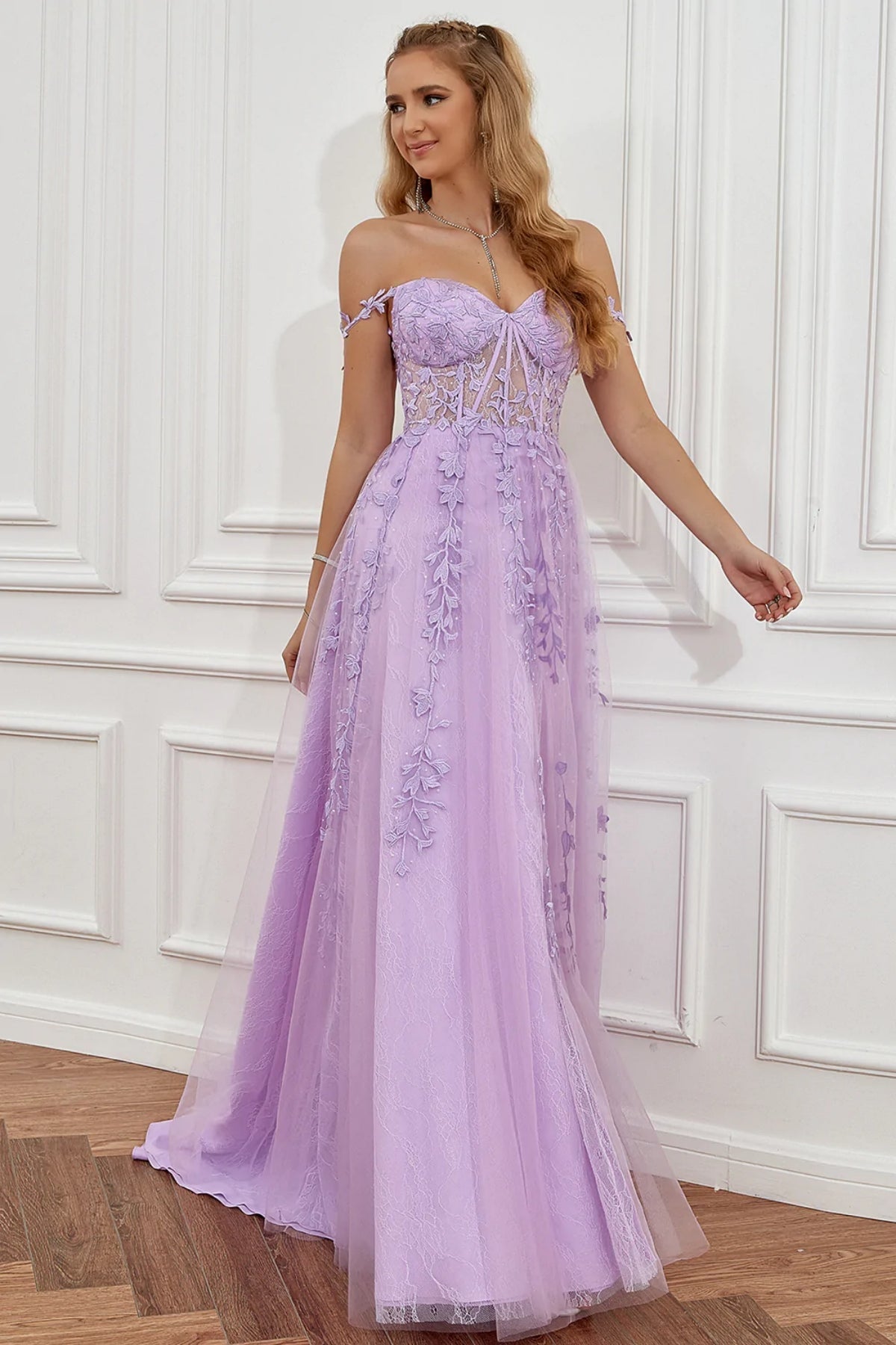 Elegantes langes A-Linien-Kleid mit schulterfreiem Spitzentüll und Schlitz