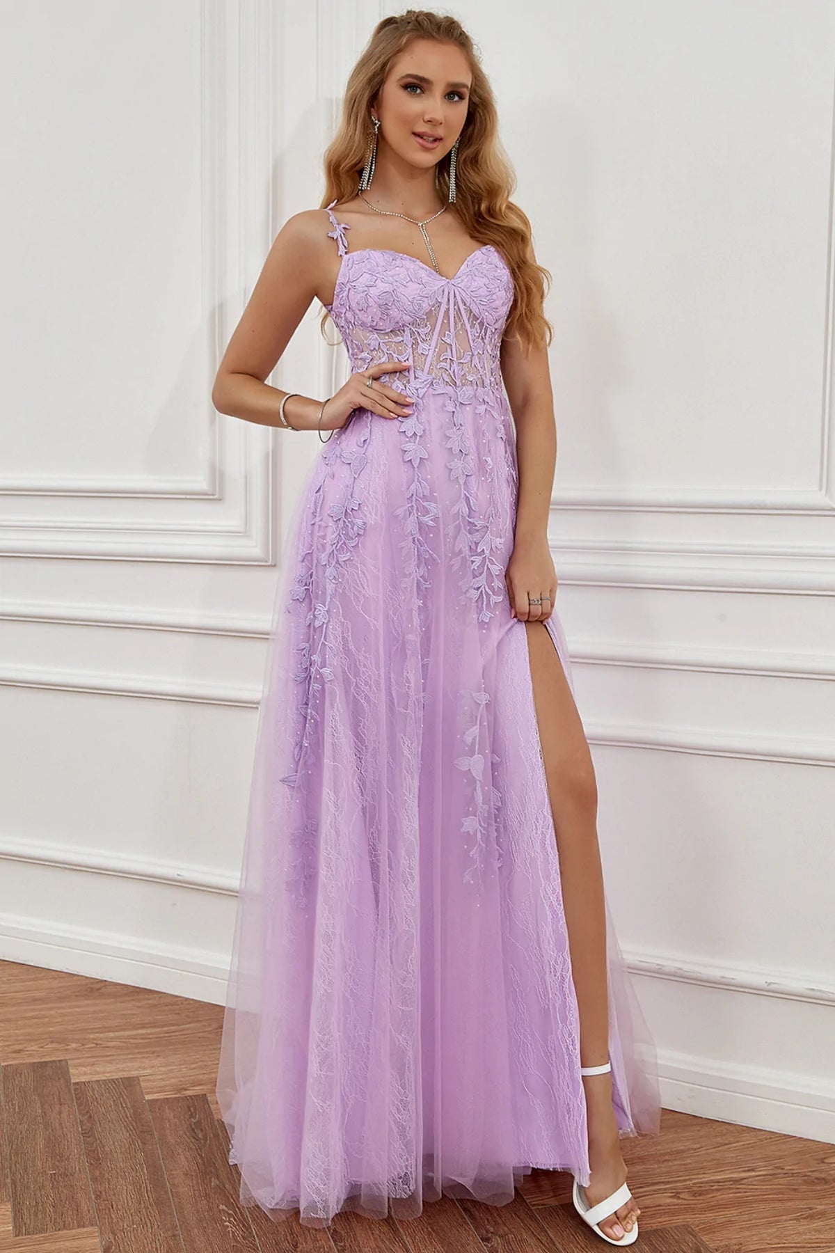 Elegantes langes A-Linien-Kleid mit schulterfreiem Spitzentüll und Schlitz