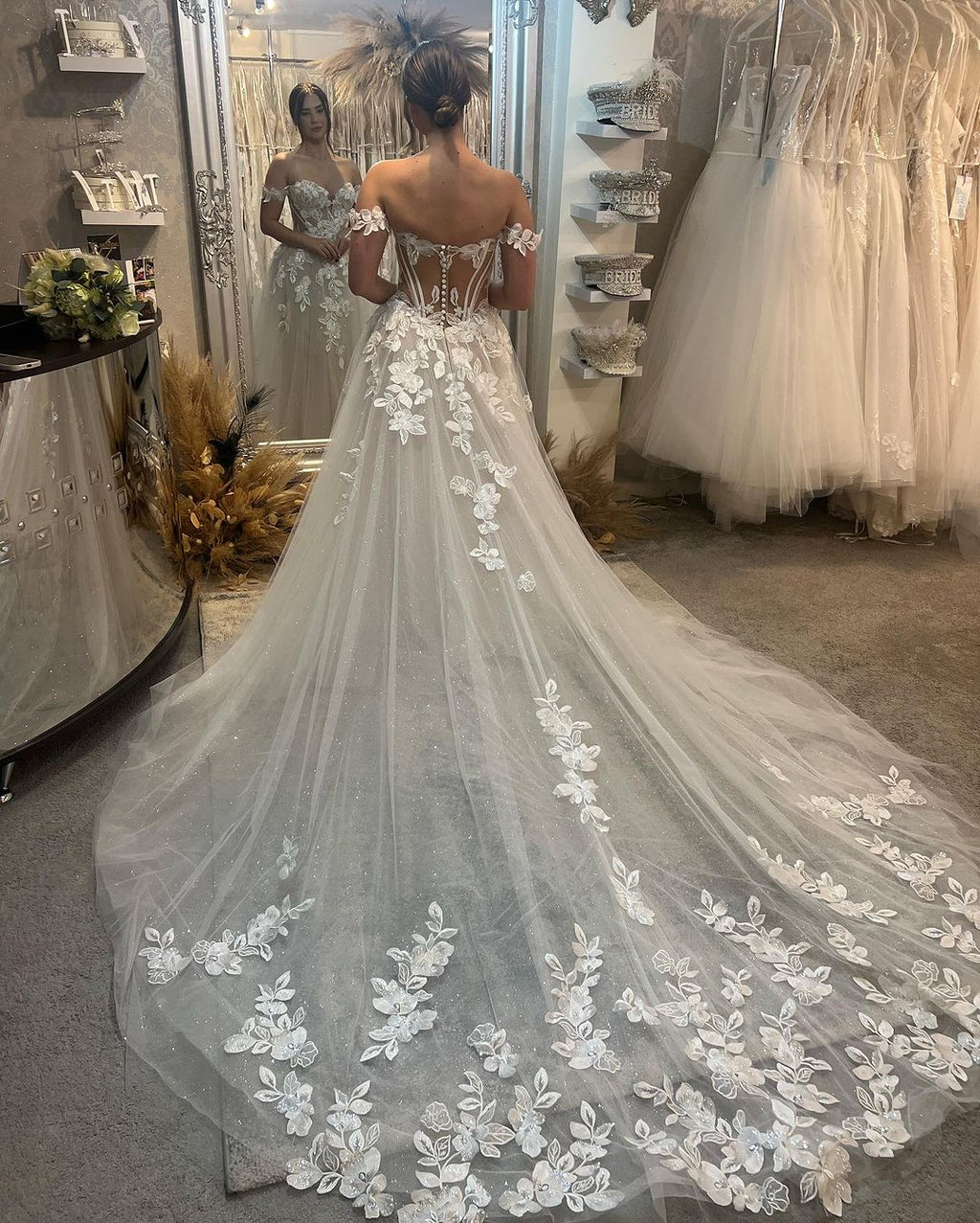 Robe de mariée élégante longue en ligne A, décolletée en cœur avec appliques scintillantes