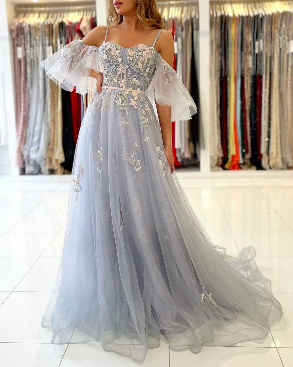 Robe de bal élégante longue en tulle, ligne A, décolletée épaules nues avec manches