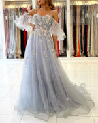 Robe de bal élégante longue en tulle, ligne A, décolletée épaules nues avec manches