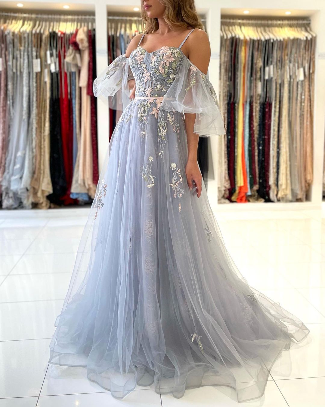 Robe de bal élégante longue en tulle, ligne A, décolletée épaules nues avec manches
