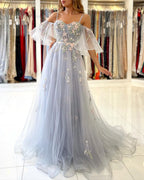 Robe de bal élégante longue en tulle, ligne A, décolletée épaules nues avec manches