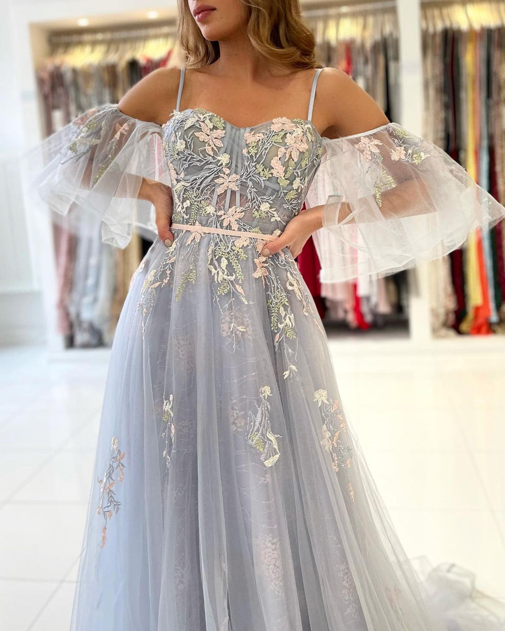Robe de bal élégante longue en tulle, ligne A, décolletée épaules nues avec manches
