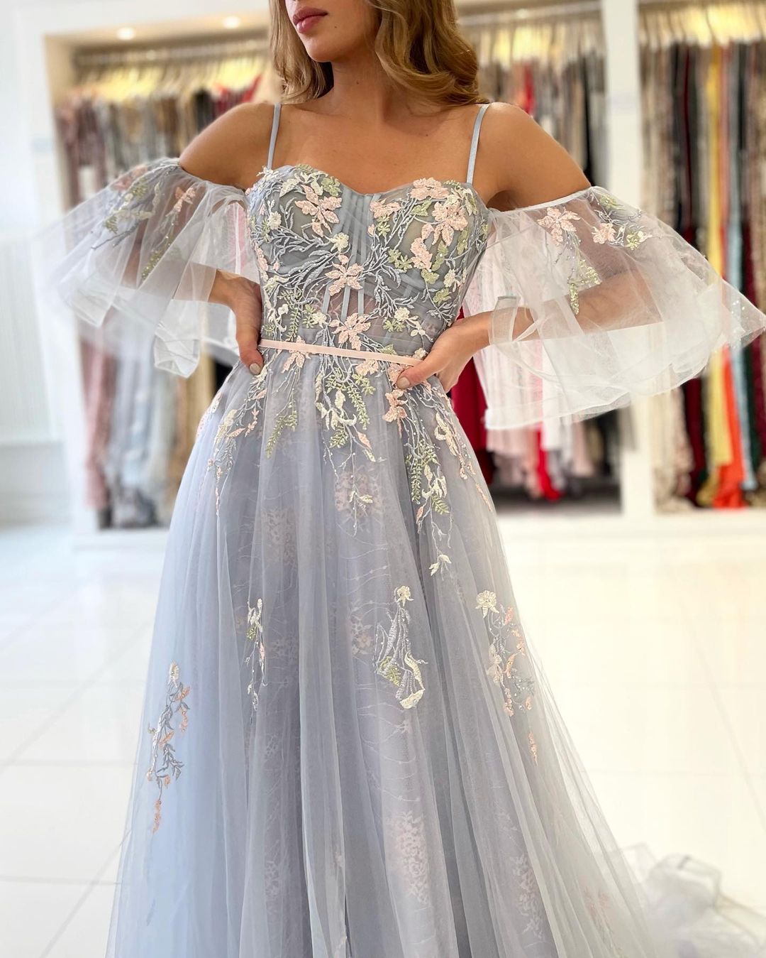 Robe de bal élégante longue en tulle, ligne A, décolletée épaules nues avec manches