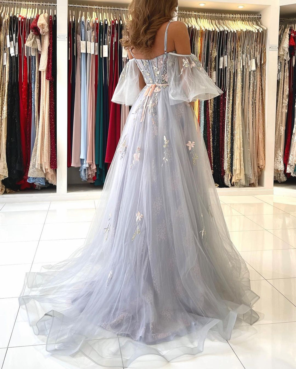 Robe de bal élégante longue en tulle, ligne A, décolletée épaules nues avec manches