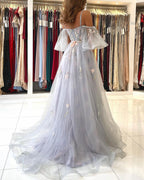 Robe de bal élégante longue en tulle, ligne A, décolletée épaules nues avec manches