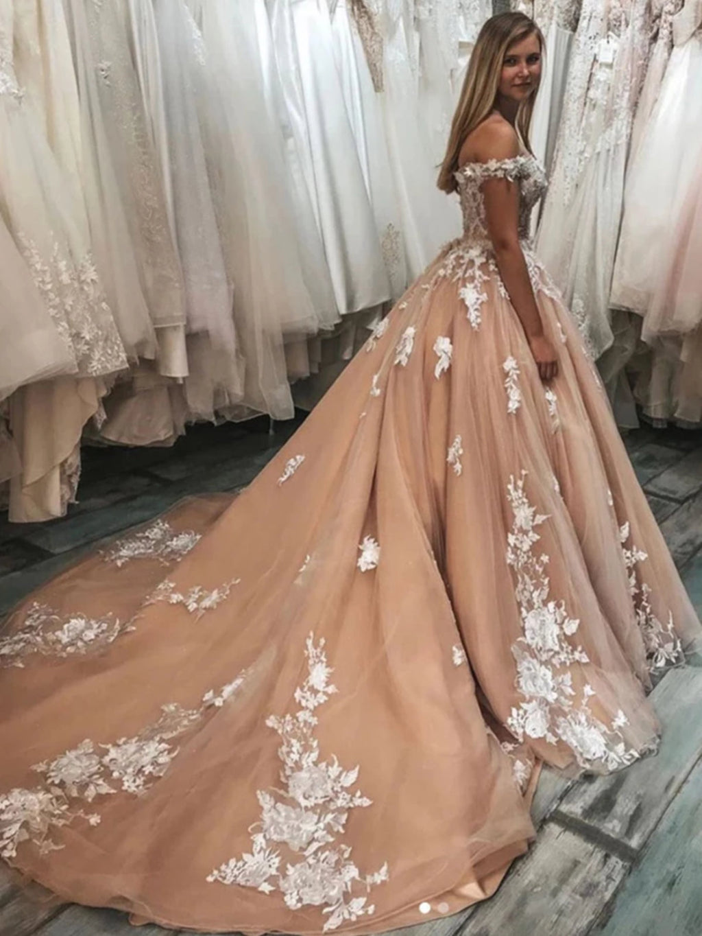 Elegantes langes A-Linien-Abschlussballkleid mit schulterfreiem Tüll und Spitze