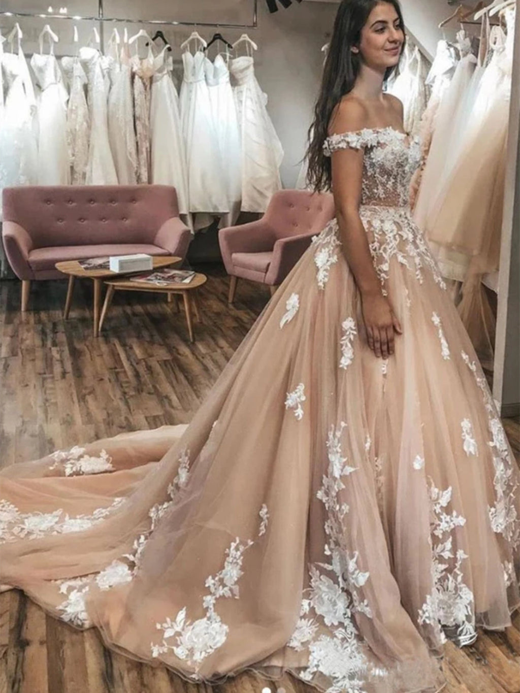 Elegantes langes A-Linien-Abschlussballkleid mit schulterfreiem Tüll und Spitze