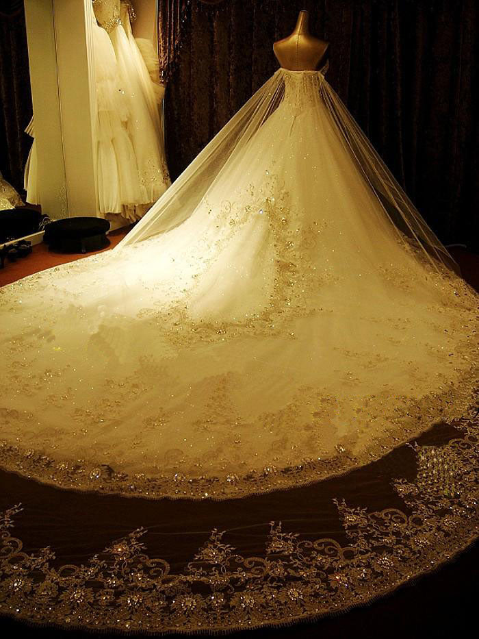 Vestido de Noiva Elegante Comprido em Linha A com Decote Coração, Aplicações e Bordados de Cristais