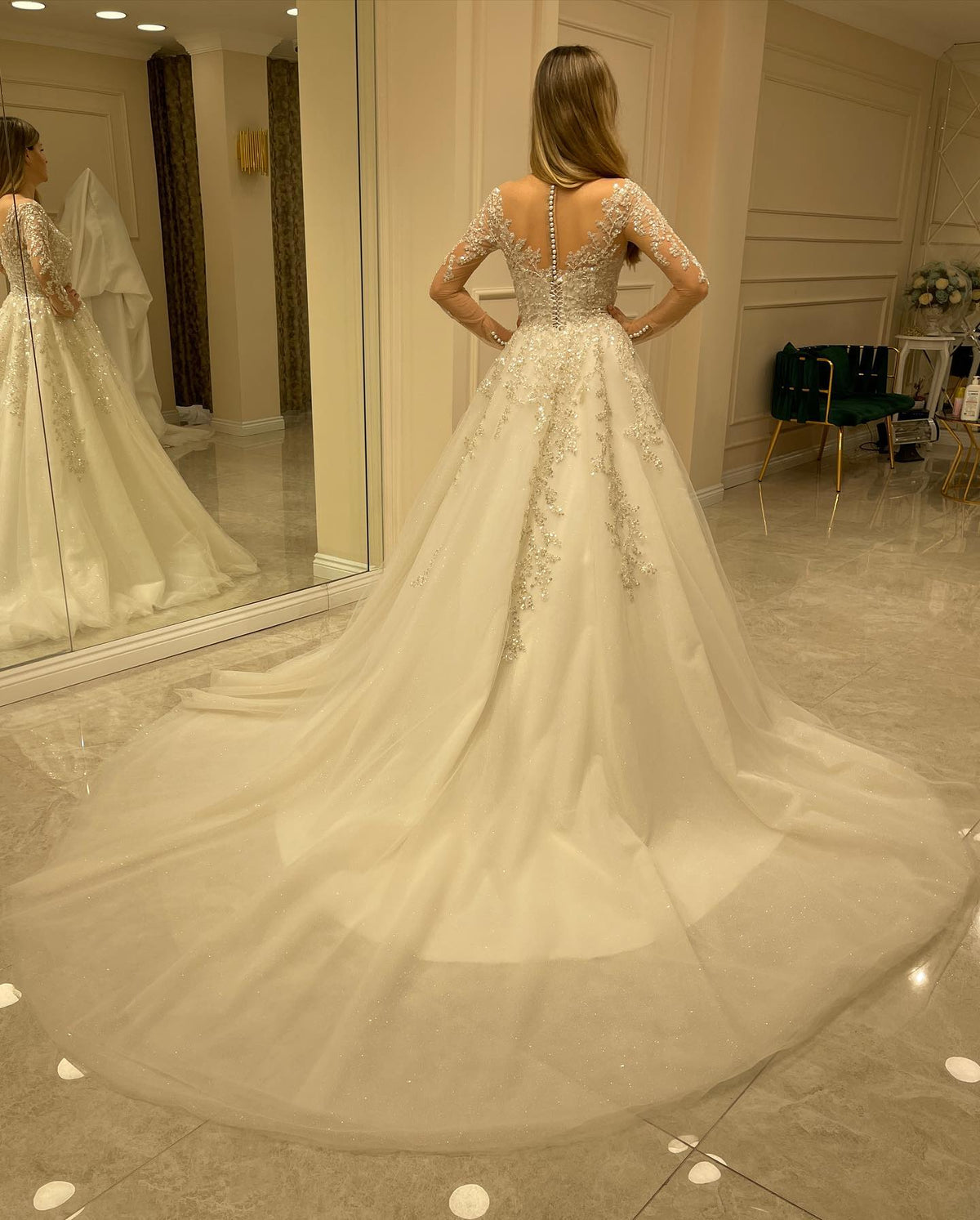 Elegante vestido de novia largo de corte A con escote en forma de corazón, apliques de encaje y mangas