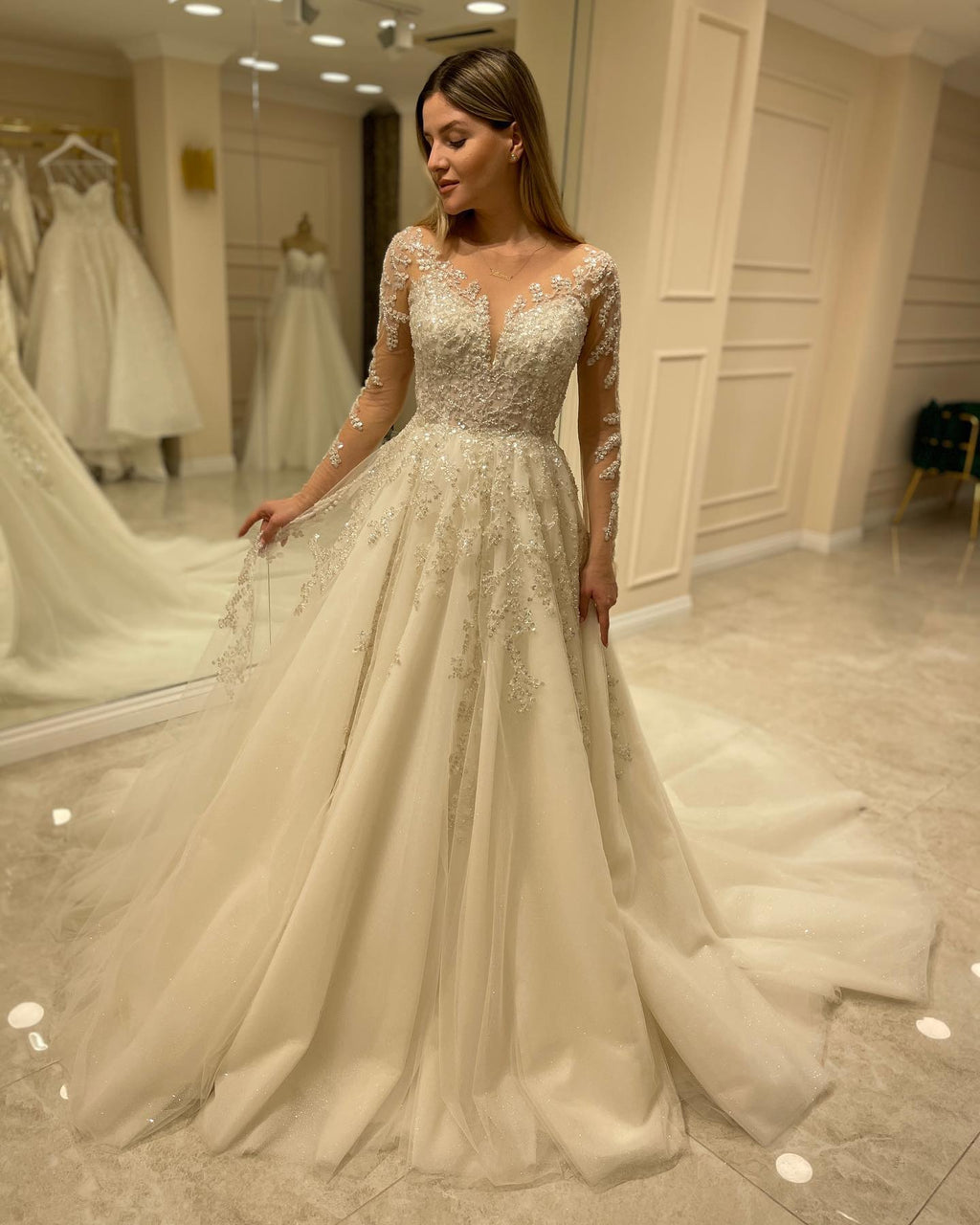 Elegante vestido de novia largo de corte A con escote en forma de corazón, apliques de encaje y mangas