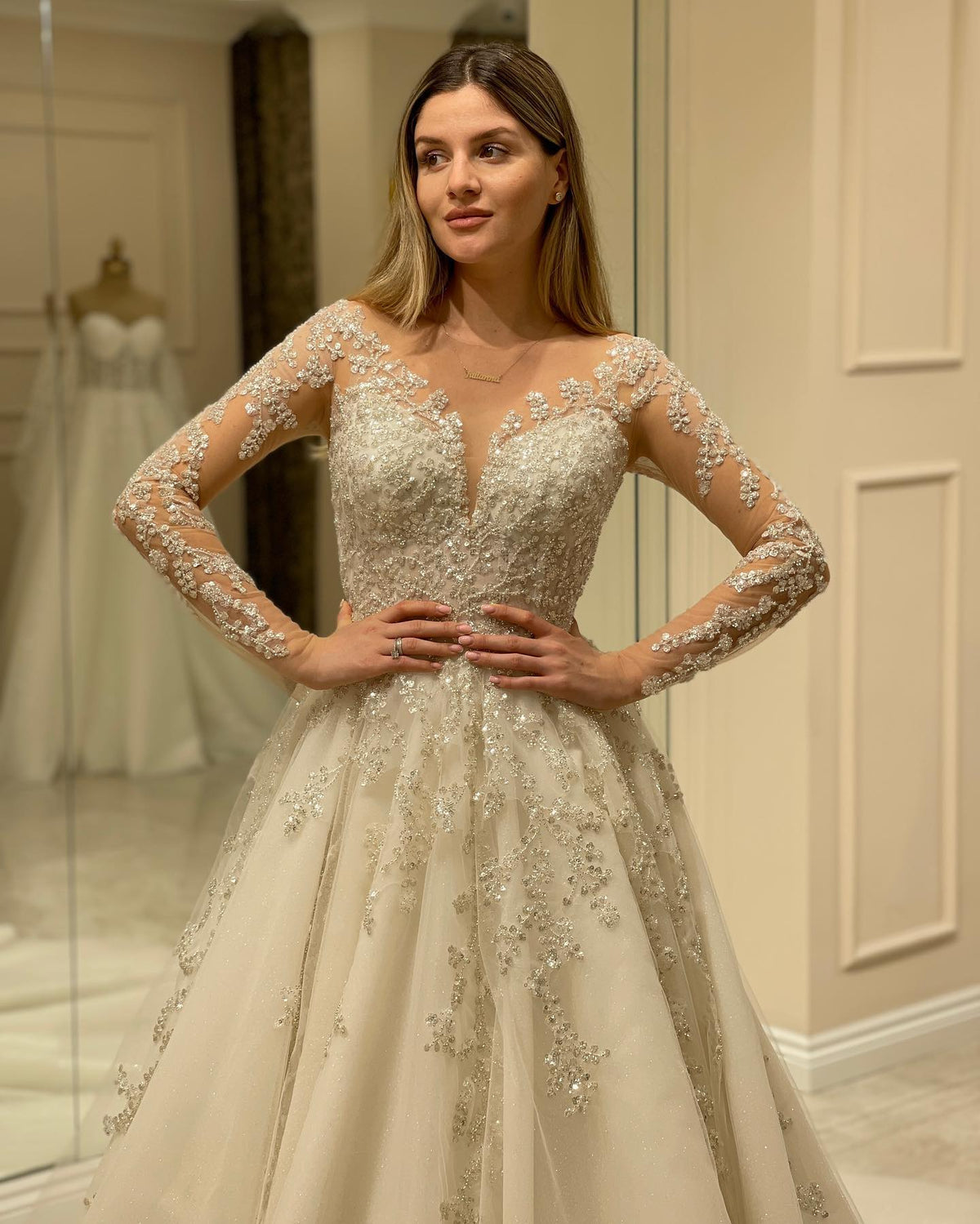 Elegante vestido de novia largo de corte A con escote en forma de corazón, apliques de encaje y mangas