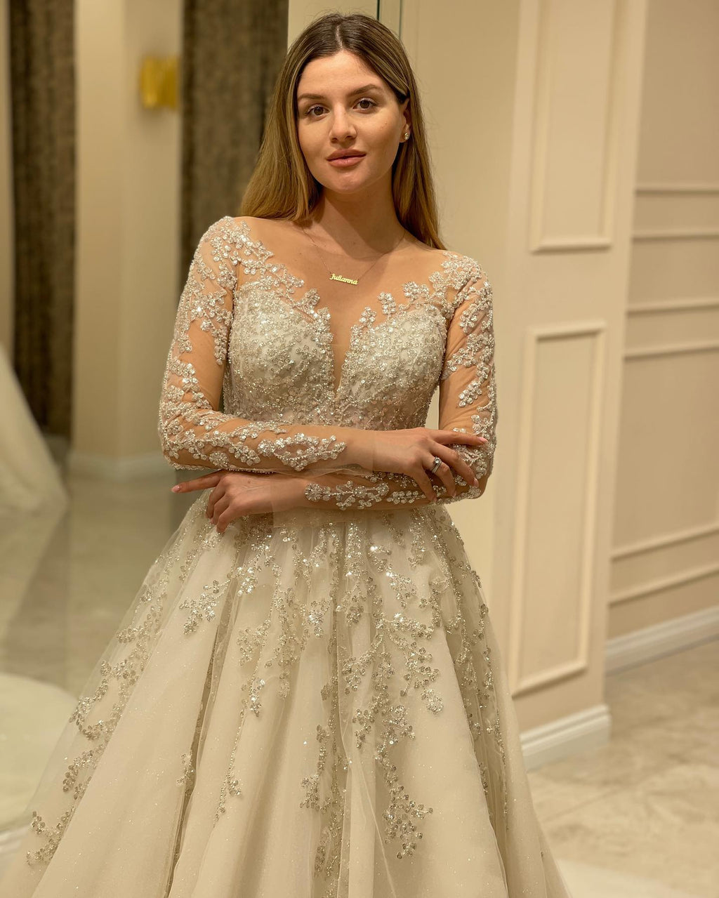 Elegante vestido de novia largo de corte A con escote en forma de corazón, apliques de encaje y mangas