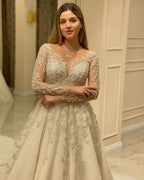 Elegante vestido de novia largo de corte A con escote en forma de corazón, apliques de encaje y mangas