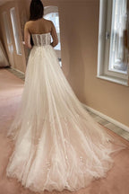 Elegante vestido de novia largo de tul con escote en forma de A y abertura.
