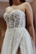 Elegante vestido de novia largo de tul con escote en forma de A y abertura.