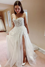 Elegante vestido de novia largo de tul con escote en forma de A y abertura.