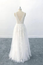 Elegante abito da sposa lungo a linea ad A con scollo a V, applicazioni e tulle, senza schiena