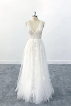 Elegante abito da sposa lungo a linea ad A con scollo a V, applicazioni e tulle, senza schiena
