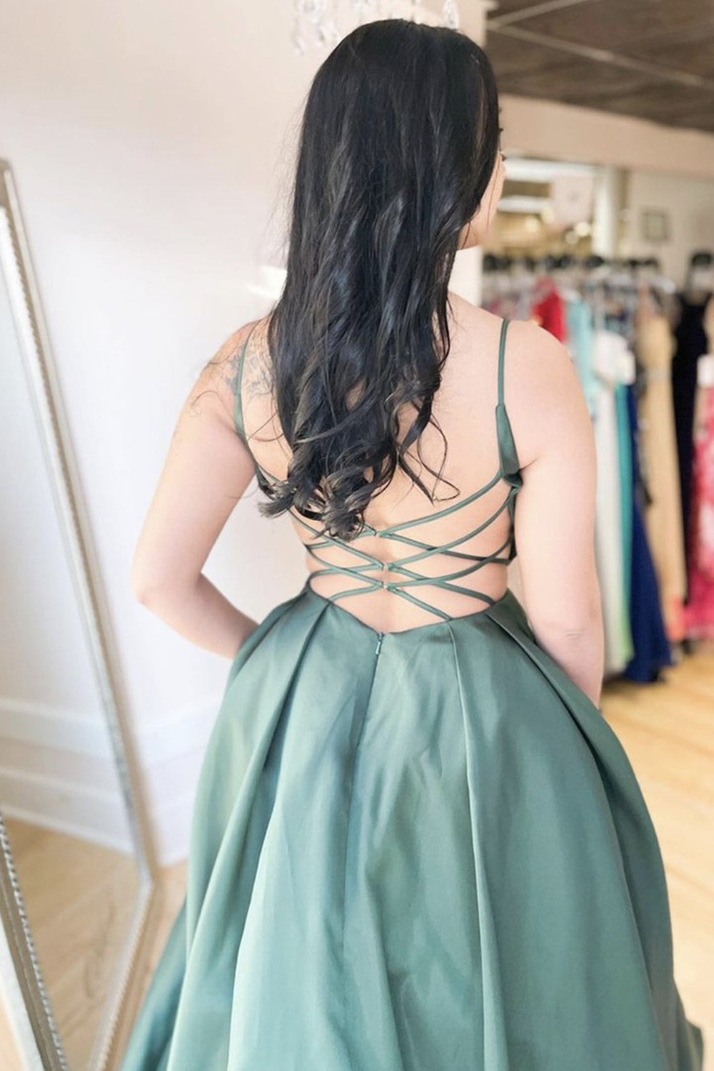 Robes de bal formelles en satin élégantes, longues, en ligne A, à col en V et dos nu