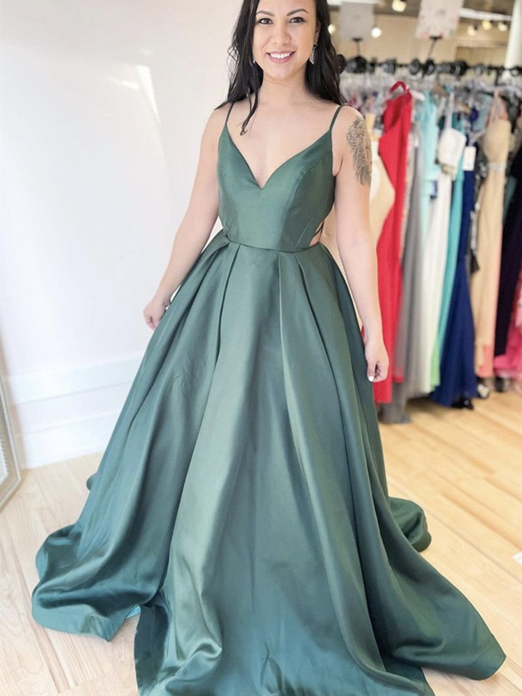 Robes de bal formelles en satin élégantes, longues, en ligne A, à col en V et dos nu