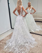 Elegante abito da sposa lungo a linea ad A con scollo a V, schiena scoperta, in tulle e pizzo