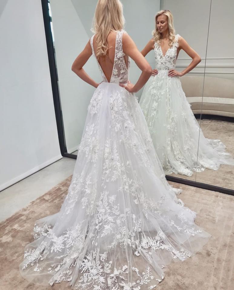 Elegante abito da sposa lungo a linea ad A con scollo a V, schiena scoperta, in tulle e pizzo