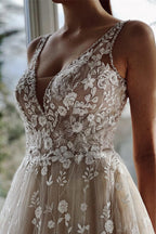 Elegante vestido de novia largo de tul con escote en V, espalda descubierta y encaje