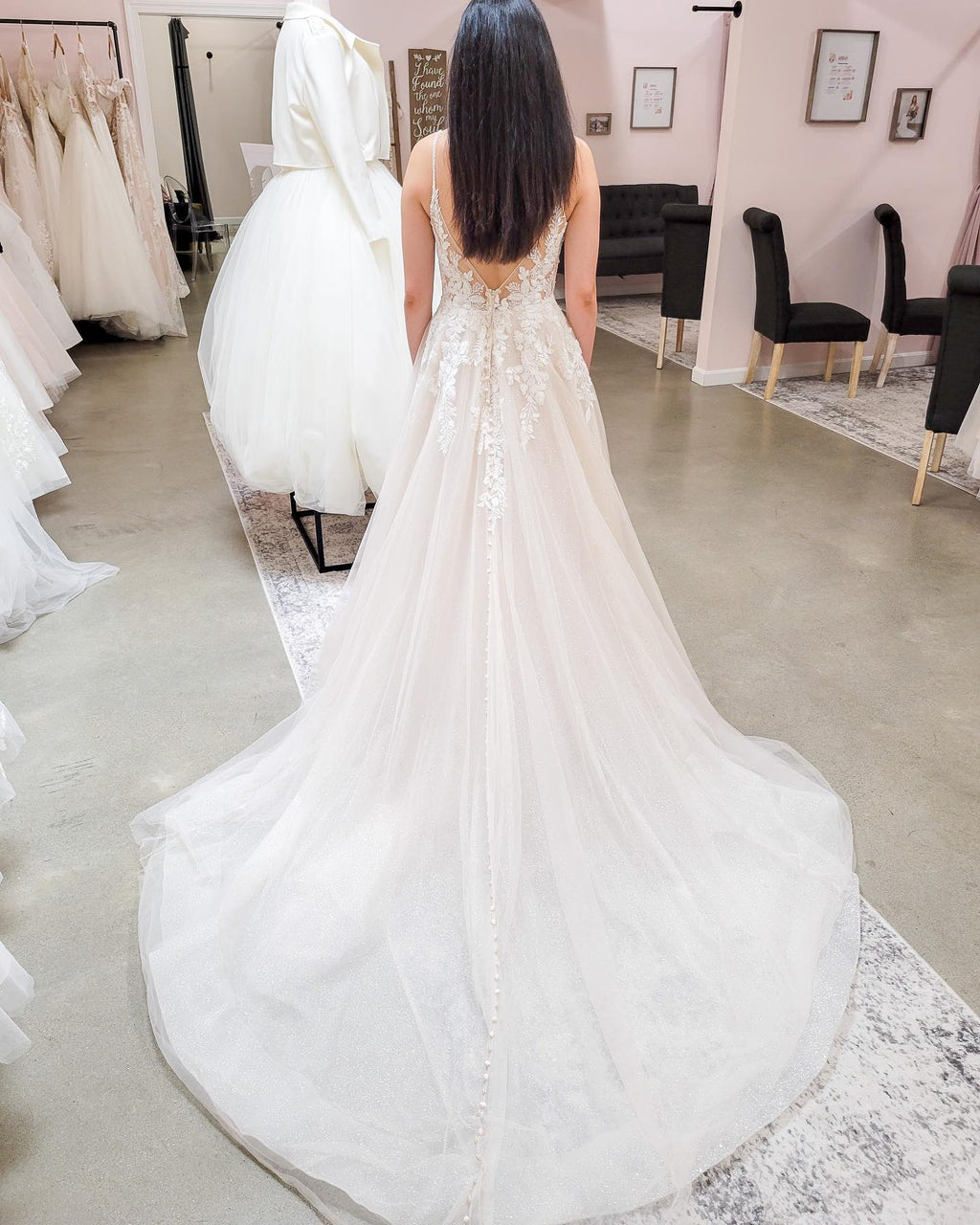 Elegante abito da sposa lungo a linea ad A con scollo a V, pizzo, tulle e schiena scoperta