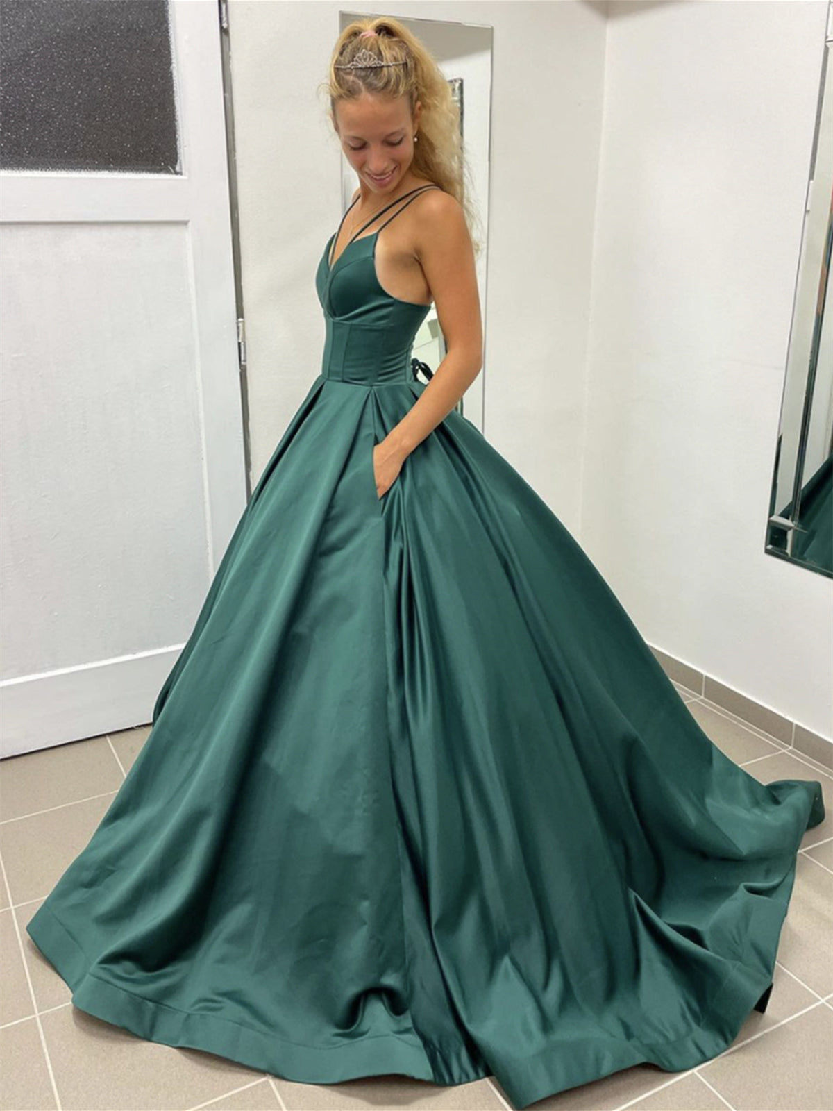 Elegantes langes A-Linien-Kleid aus Satin mit V-Ausschnitt und offenem Rücken, formelle Abschlussballkleider mit Taschen